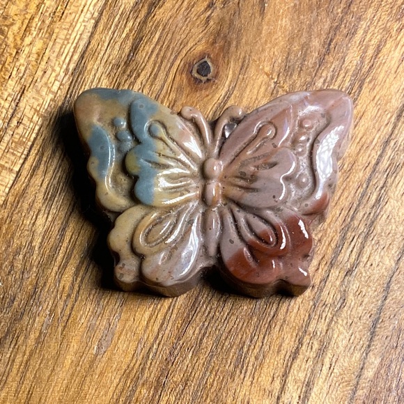 Polychrome Jasper with pink Butterfly carving 1 1/2 inch wingspan - Picture 1 of 3